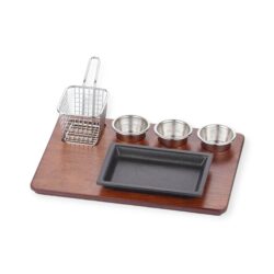 Valurautainen tarjoilusetti lautasella