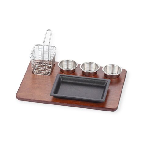 Valurautainen tarjoilusetti lautasella Valurautainen tarjoilusetti lautasella