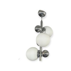 Pallovalaisin 3 Hopean värinen runko valkoisilla lampuilla