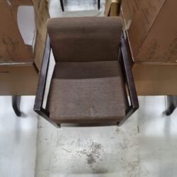 Ruskea nojatuoli käsinojilla