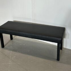 Käytetyt Isot mustat penkit metallijaloilla