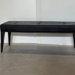 Käytetyt Isot mustat penkit puujaloilla