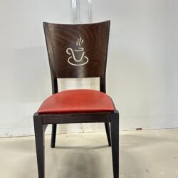 Tumma puutuoli punaisella istuimella