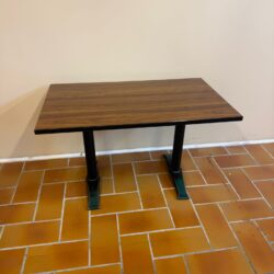 Käytetty ravintolapöytä