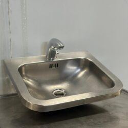 Käsienpesuallas automaattihanalla